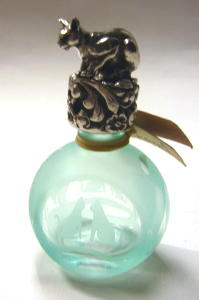 1550 -Bouteille de parfum