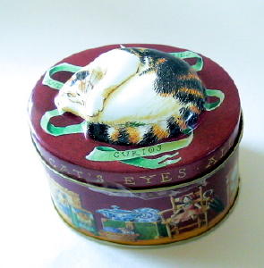 1679 -Boite "chat endormi"