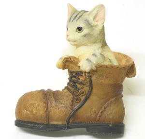 2417 -Le chat gris dans chaussure