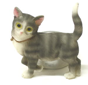 2421 -Le chat gris debout