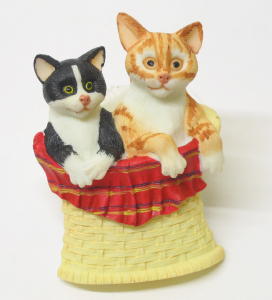 2428 -Couple de chats dans panier